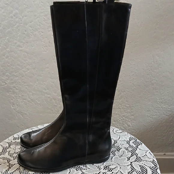 Taryn Rose Black Heeled Boots Sleek Leather Design